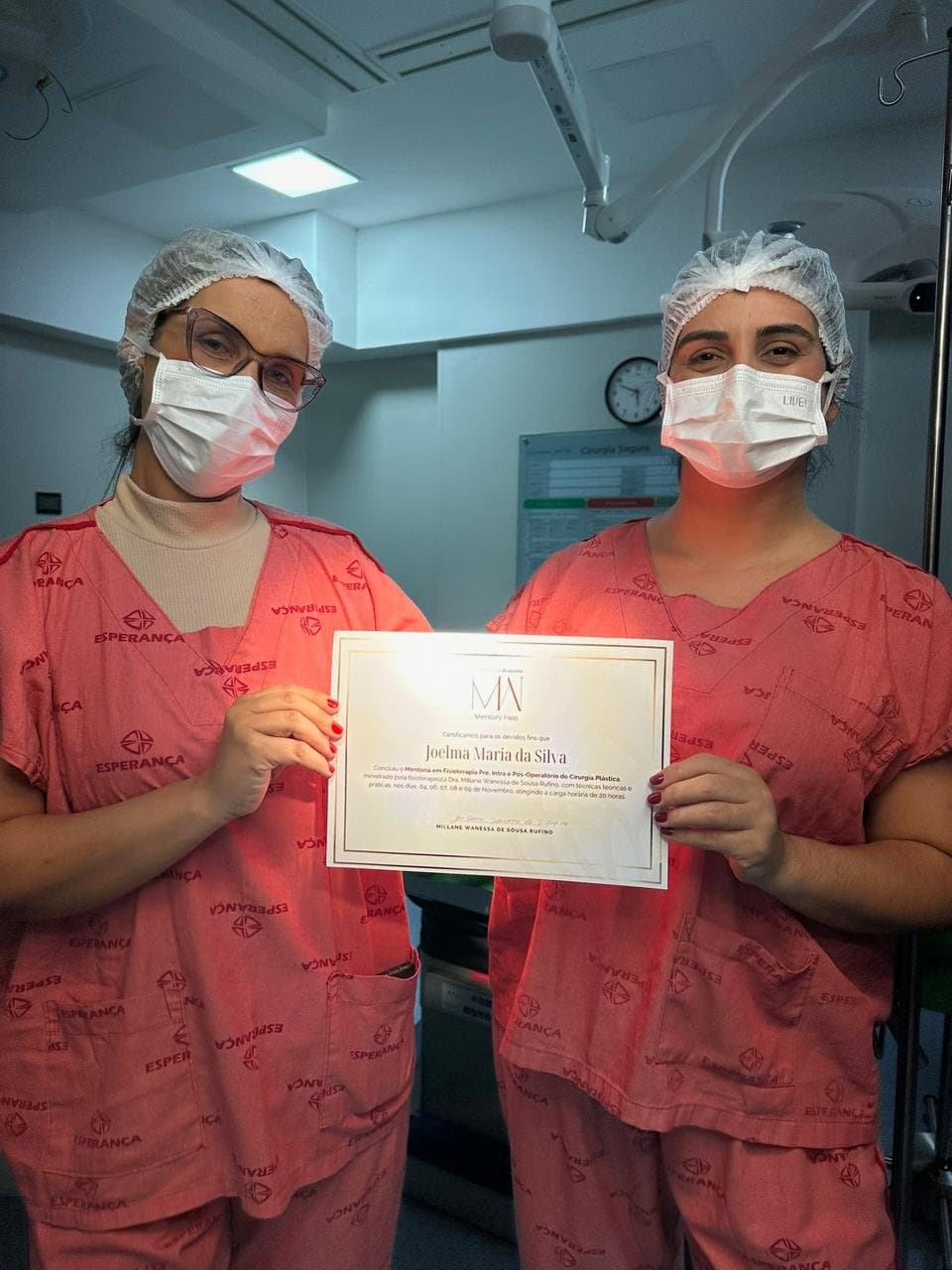 Alunas do Mentory Fisio com o certificado de conclusão